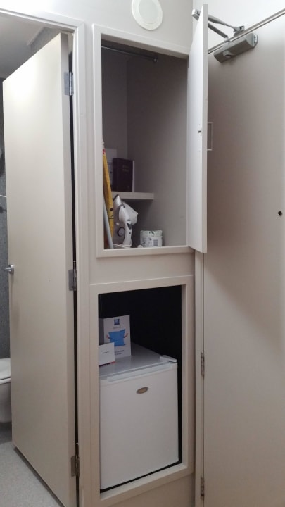 Kleiderschrank mit Bügelbrett/eisen u. Kühlschrank ibis Budget Auckland Central
