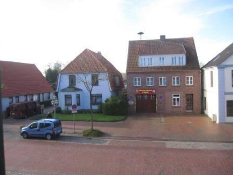 Auf Hauptstraße mit Feuerwache Gästehaus Rita's