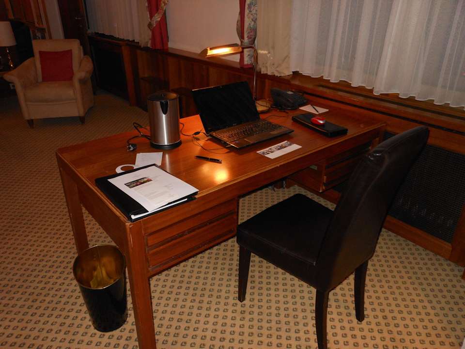 Zimmer 562 - Arbeitsbereich Hotel Bristol Berlin