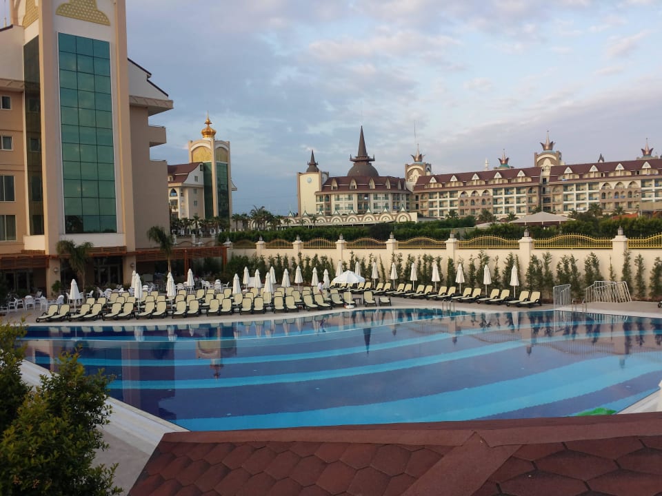 Blick auf die ruhe Poolanlage Well Palace Side
