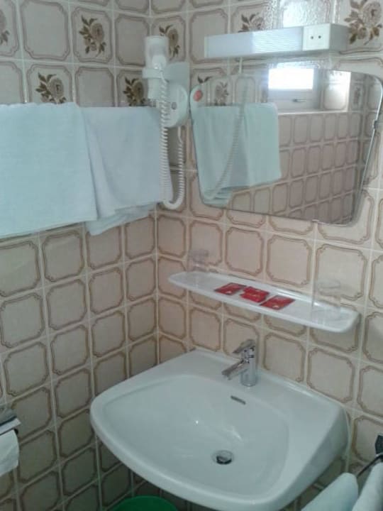 Altes und kleines Badezimmer Seminarhotel Pasler Bäck