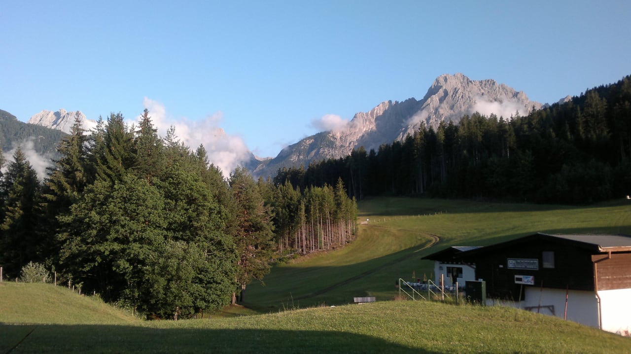 Almen und ein Blick auf die Lienzer Dolomiten Familienhotel Moos-Alm