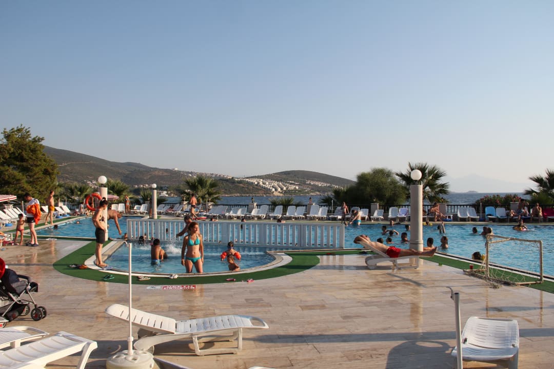 Basen główny, na pierwszym planie brodzik Tusan Beach Resort