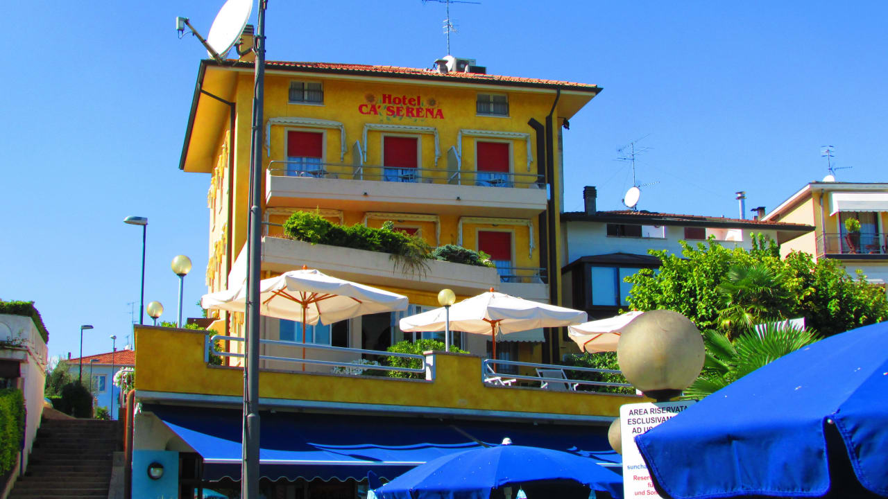 Das Hotel vom Strand aus Hotel Ca' Serena