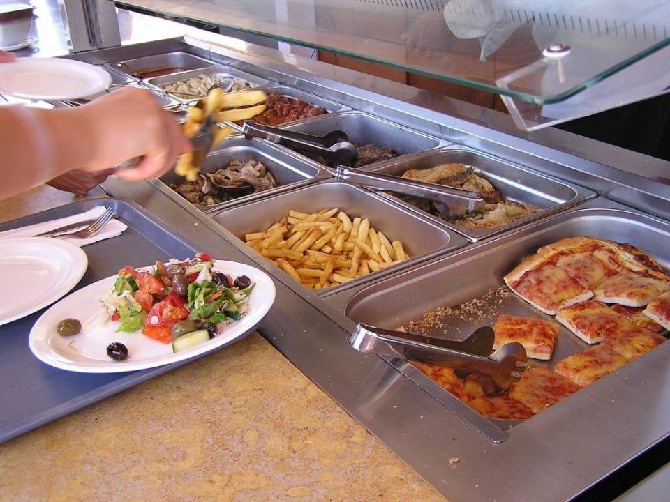 Hauptspeisenbuffet an der Strandbar Lindos Princess Beach Resort & Spa
