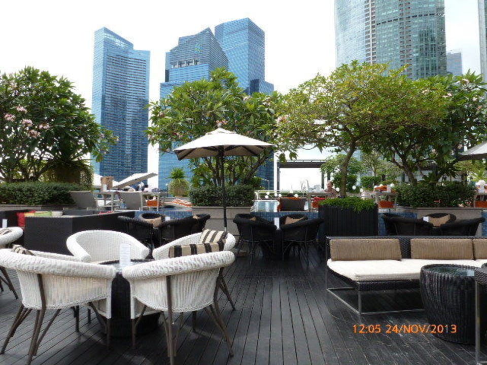 Entspannung am Pool The Fullerton Bay Hotel Singapore