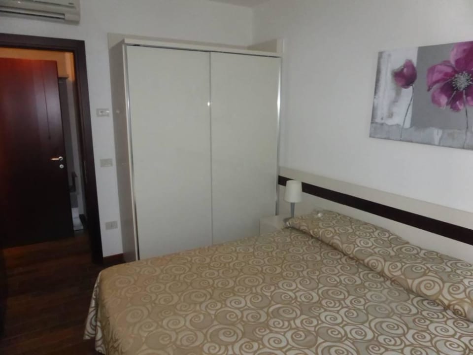 Schrank im Schlafzimmer Aparthotel Holiday