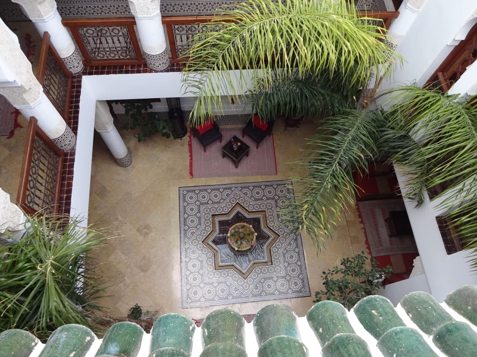 Blick von der Dachterrasse in den Hotel-Innenhof Hotel Riad Viva