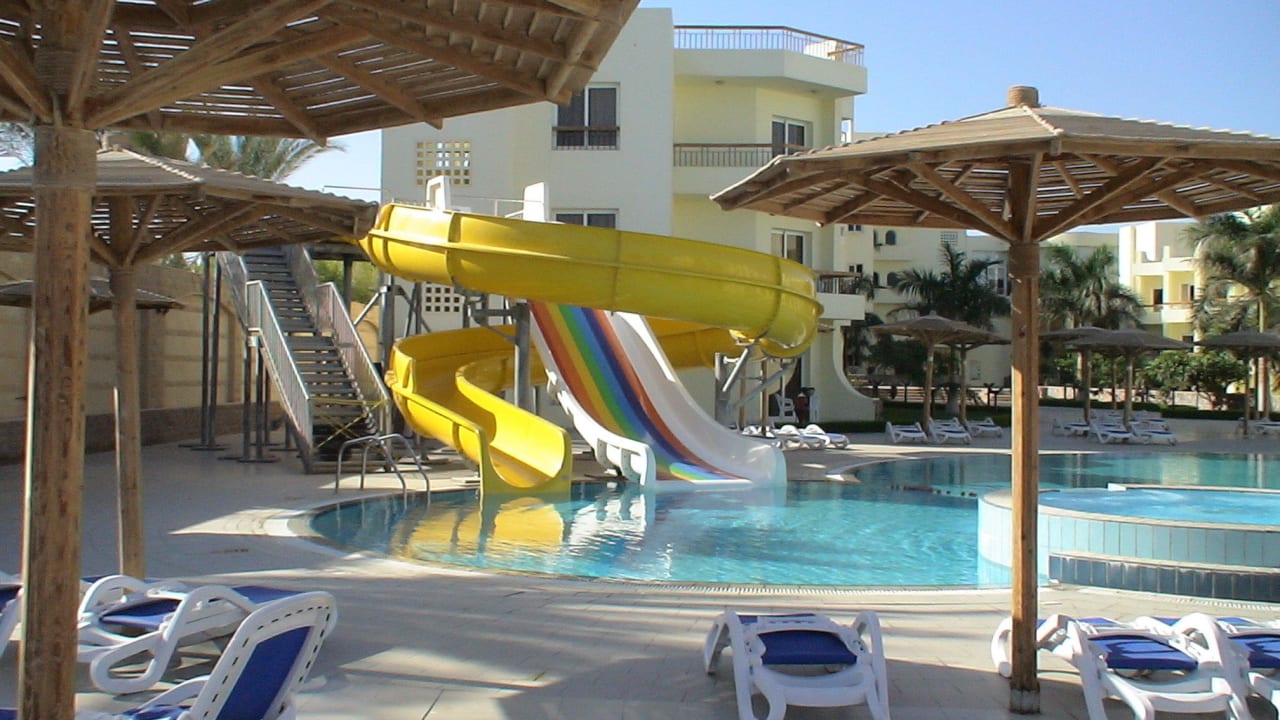 Rutschen am kleinen Pool Palm Beach Resort