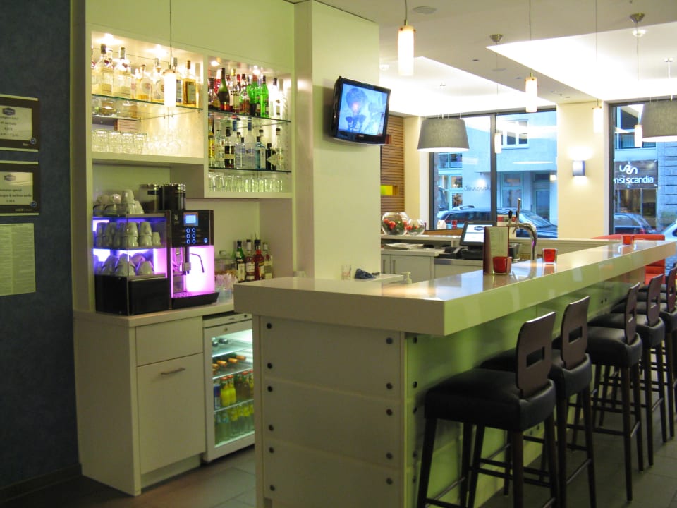 Moderne Bar Hampton by Hilton Berlin City West