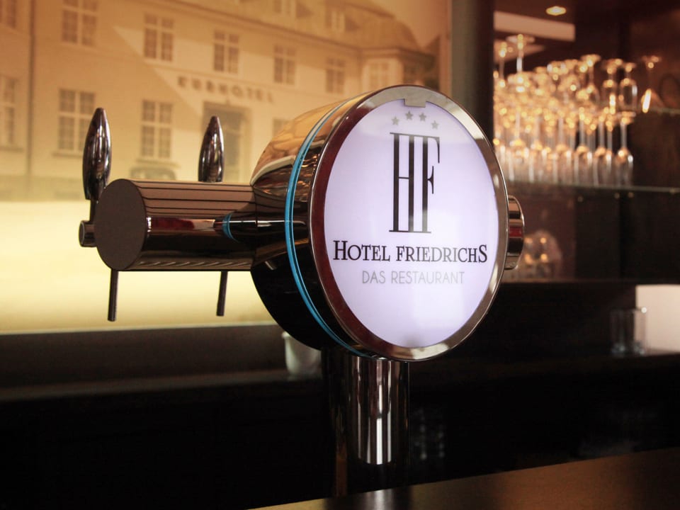 Die Theke mit Logo Hotel Friedrichs