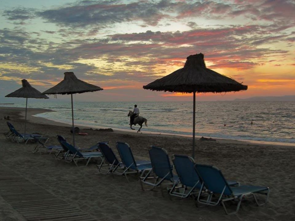 Unsere Strand mit einem Reiter Anissa Beach & Village