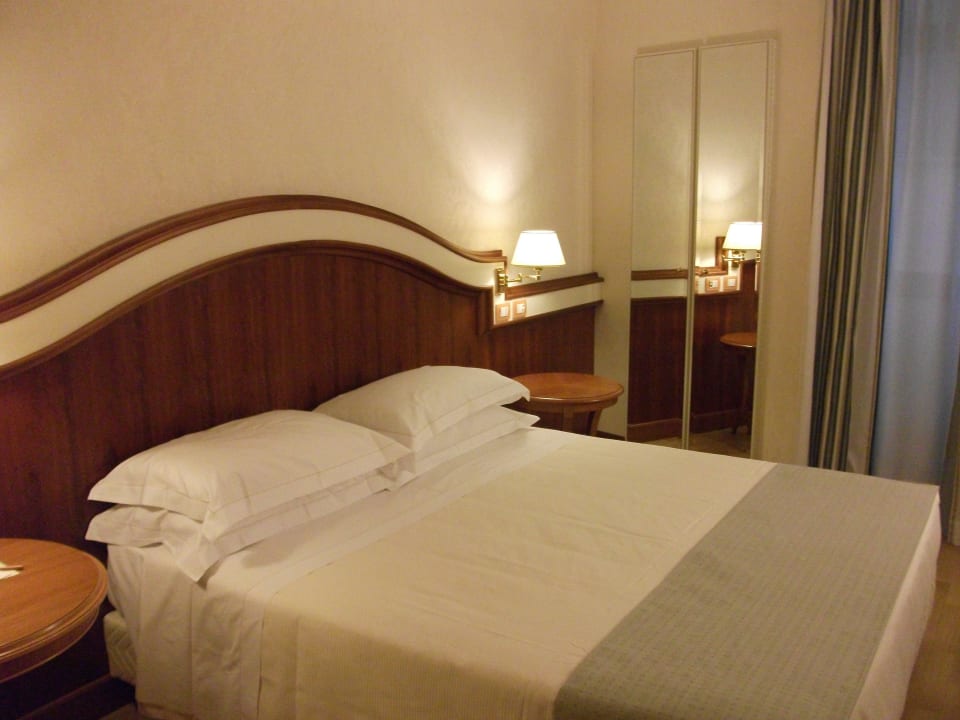 Doppelzimmer; hinter dem Spiegel ist ein Schrank Hotel Londra Cargill