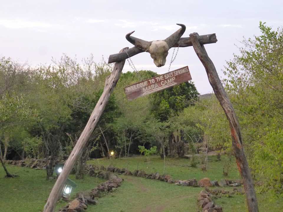 Eingang ins Camp Salt Springs Mara Camp