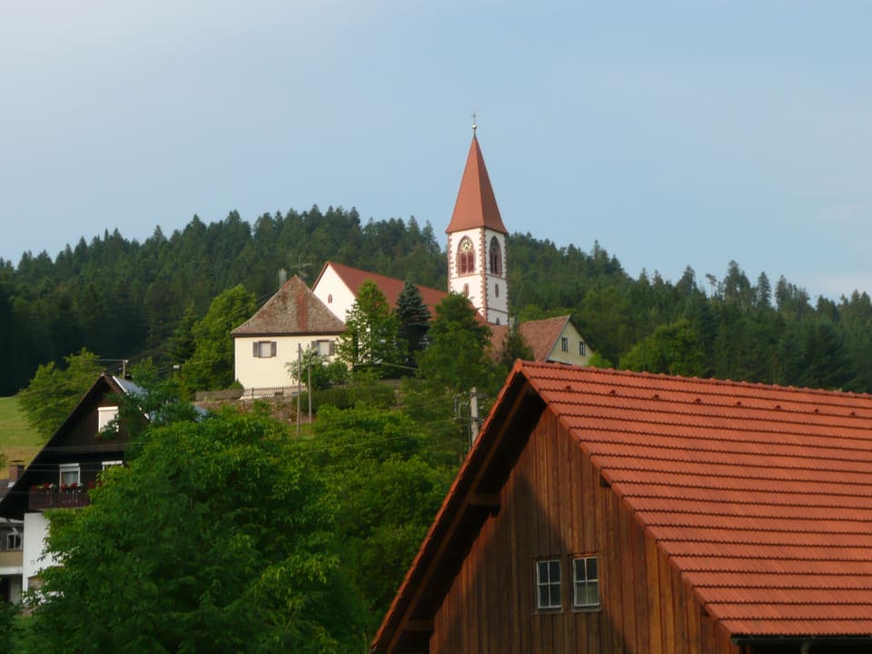 Ausblick auf die kleine Walfahrtskapelle Naturparkhotel Adler