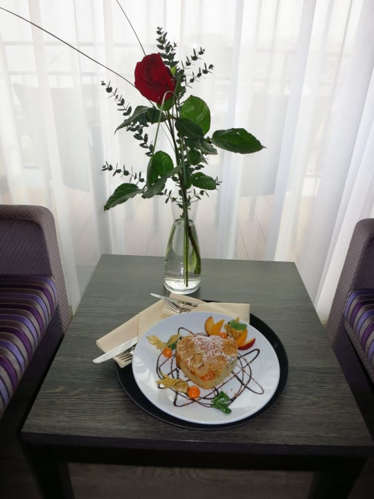 Geburtstagskuchen und Rose bei Ankunft  Hotel Bayside
