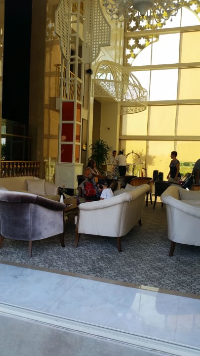 Lobby Well Palace Side