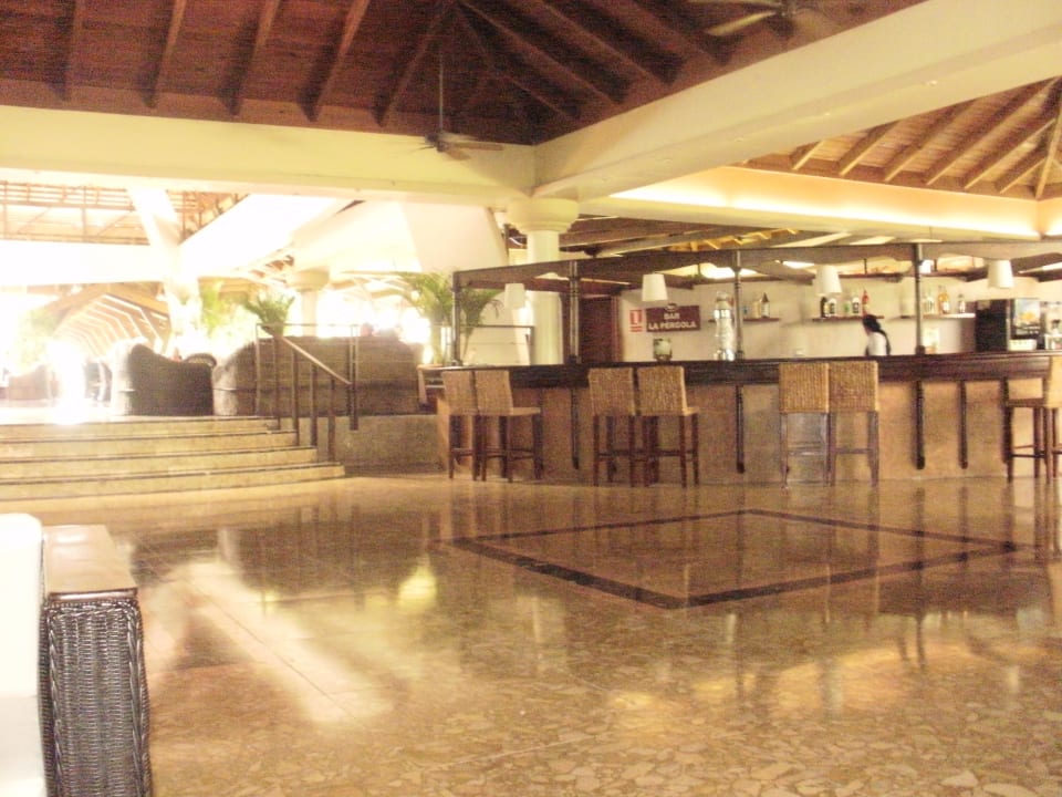 Die hintere Bar in der Lobby Grand Sirenis Punta Cana Resort & Aquagames