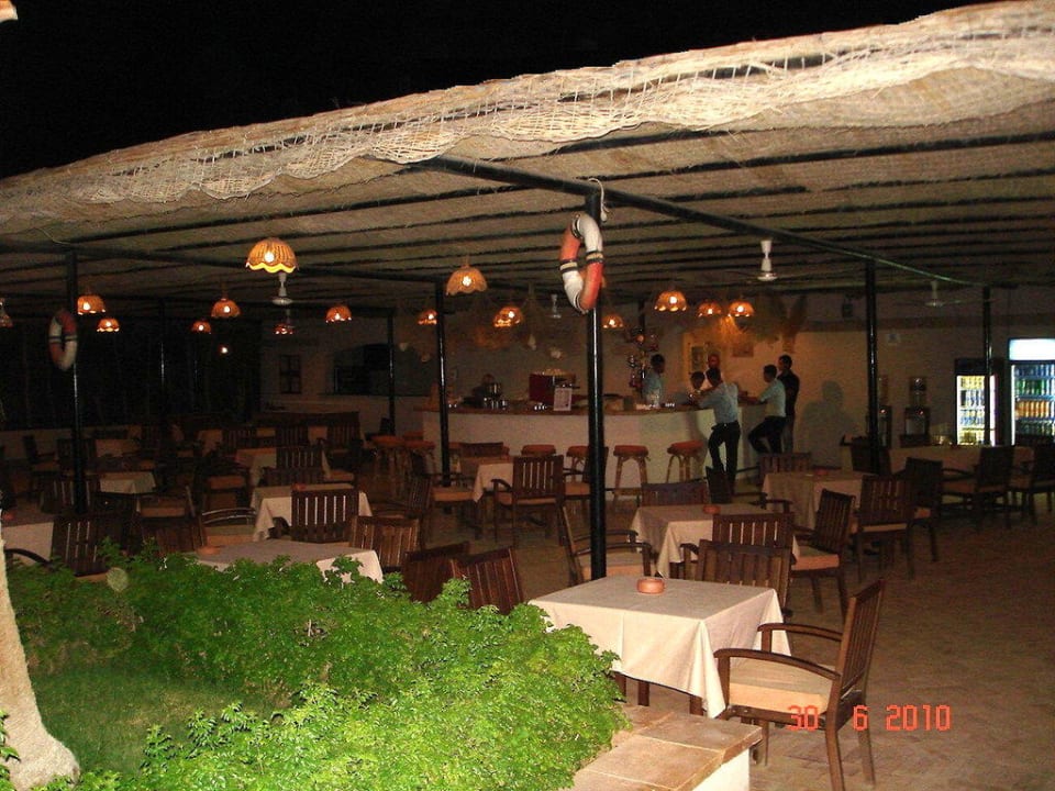 Beachbar am Abend Fort Arabesque Resort, Spa & Villas
