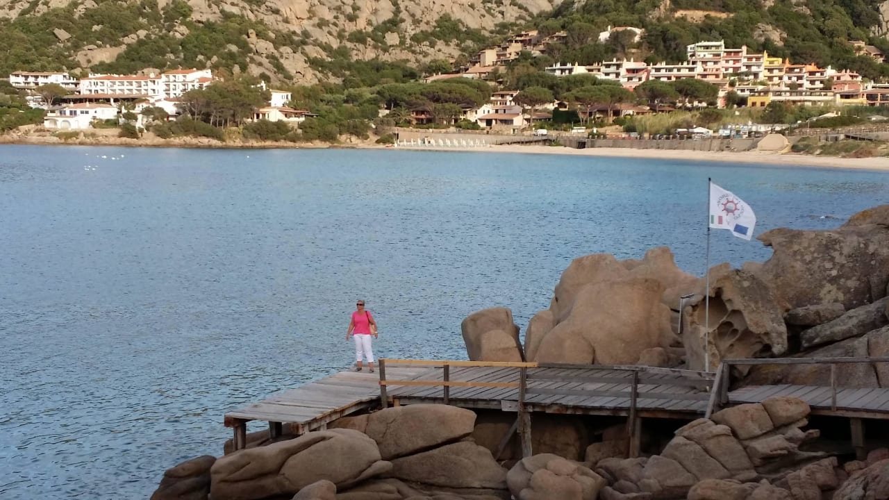 Schiffsanleger vorn und Strand von Baia Sardinia  Hotel Mon Repos