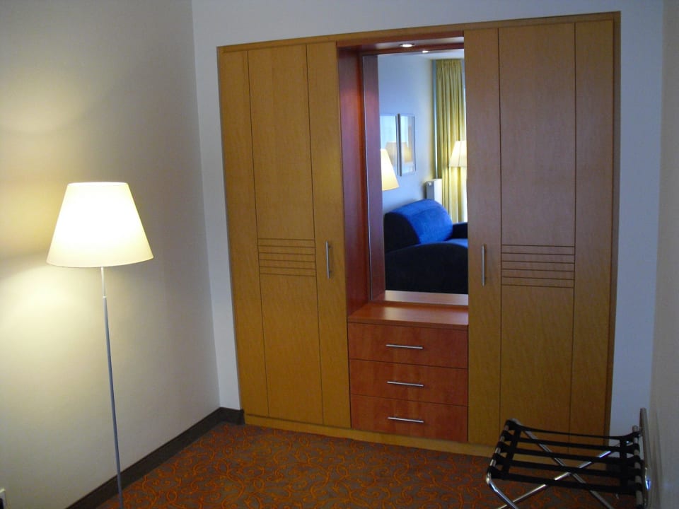 Geräumiger Kleiderschrank Mercure Hotel & Residenz Berlin Checkpoint Charlie
