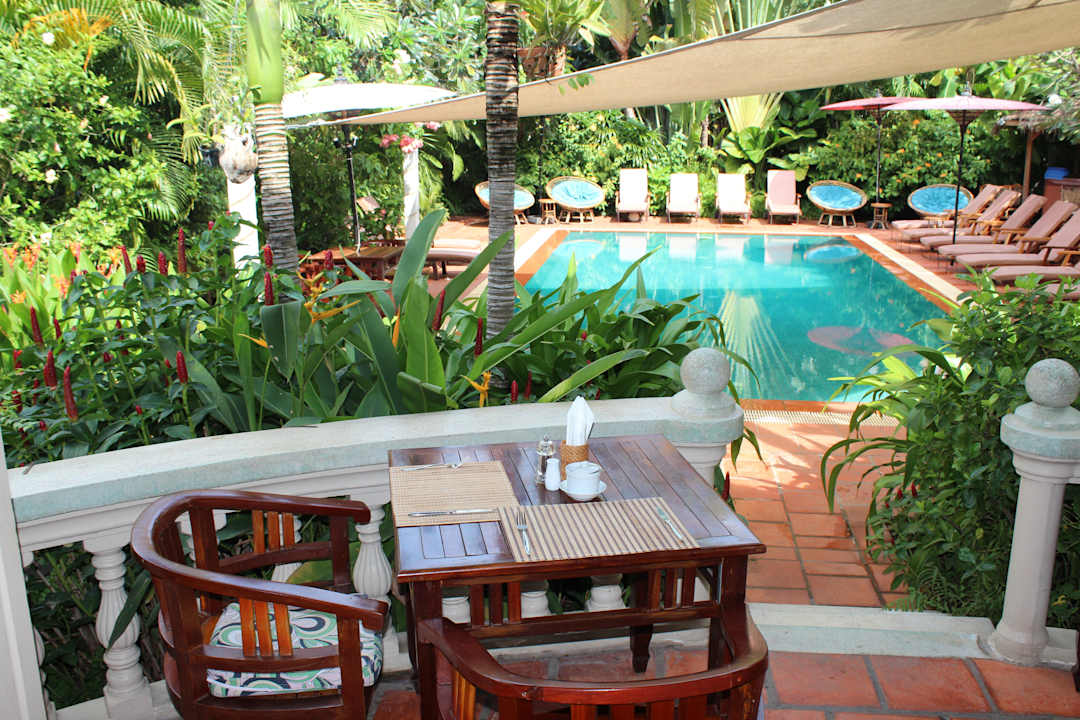 Blick von Frühstücksterrasse zum Pool Hotel The Villa Paradiso