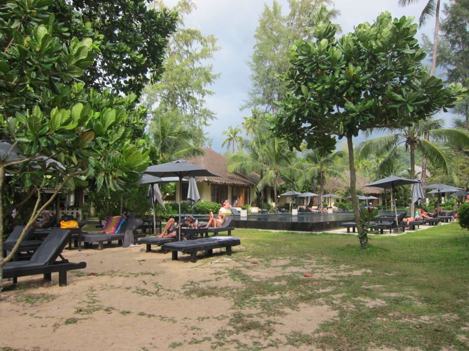 Liegen am Strand und Pool Bangsak Village