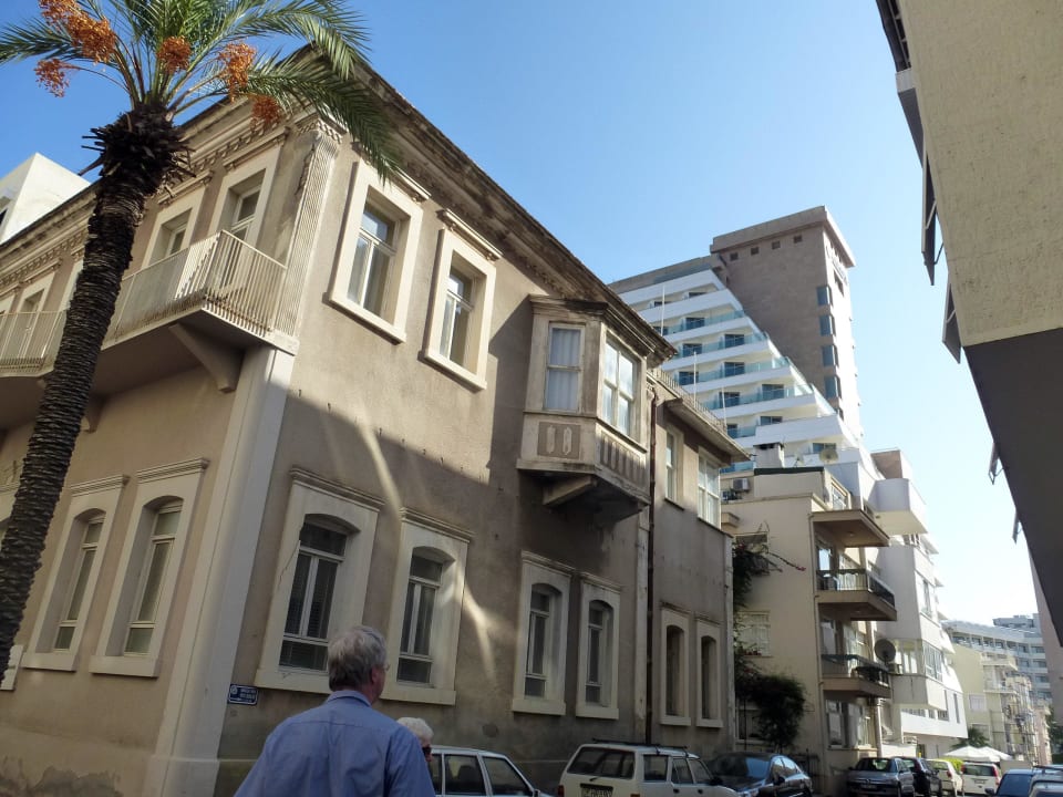 Hotel von Seitenstraße aus gesehen Ramada Plaza by Wyndham Antalya