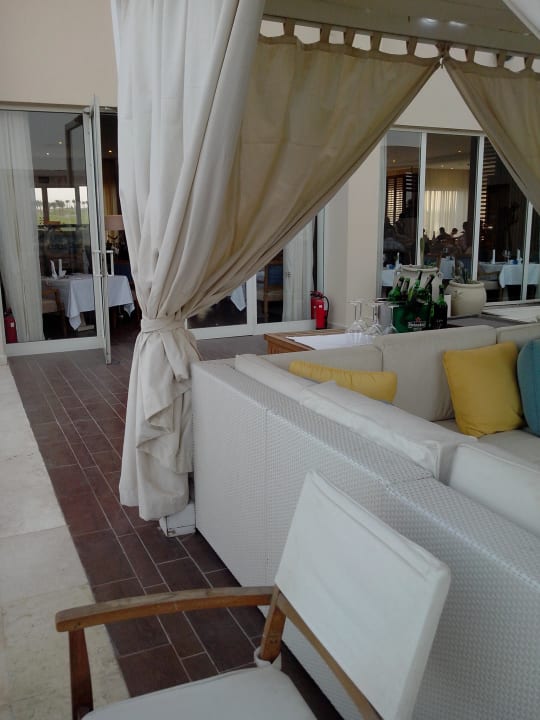 Außensitzmöglichkeit mit Blick auf den Golfplatz Steigenberger Makadi Hotel - Adults only