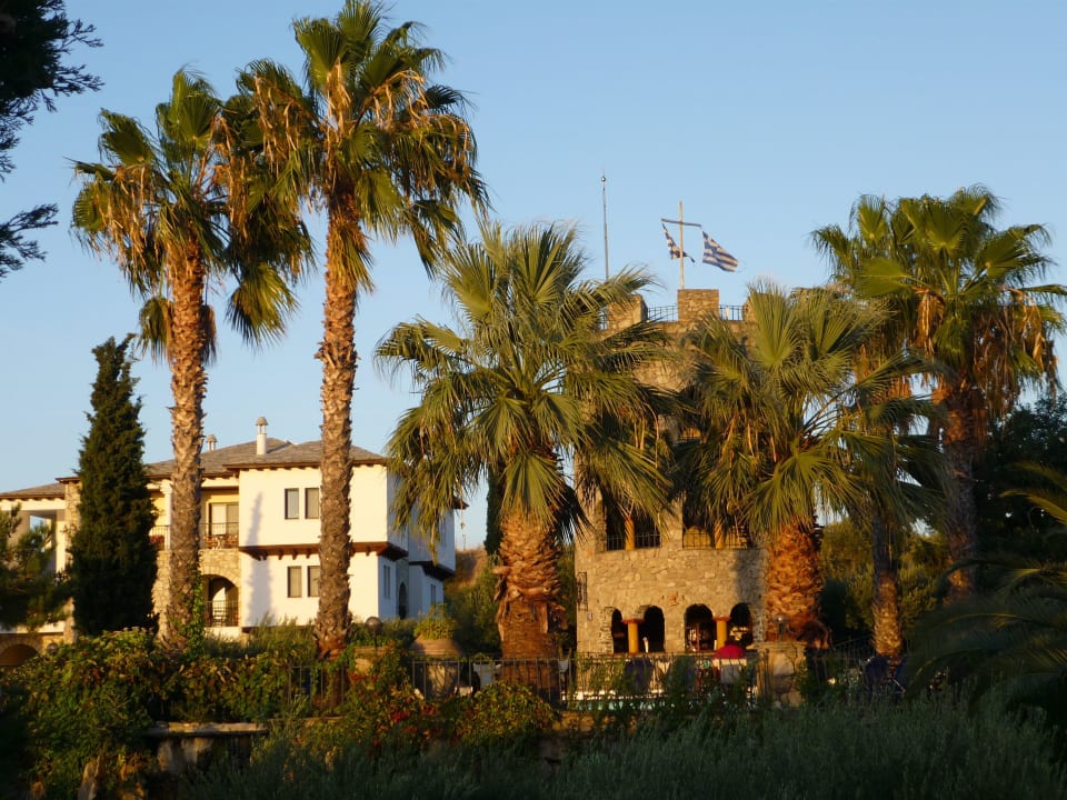 Garten mit Hotelgebäude u. Turm Hotel Geranion Village