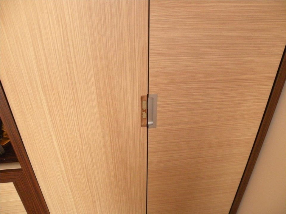 Kleiderschrank Enki Hotel