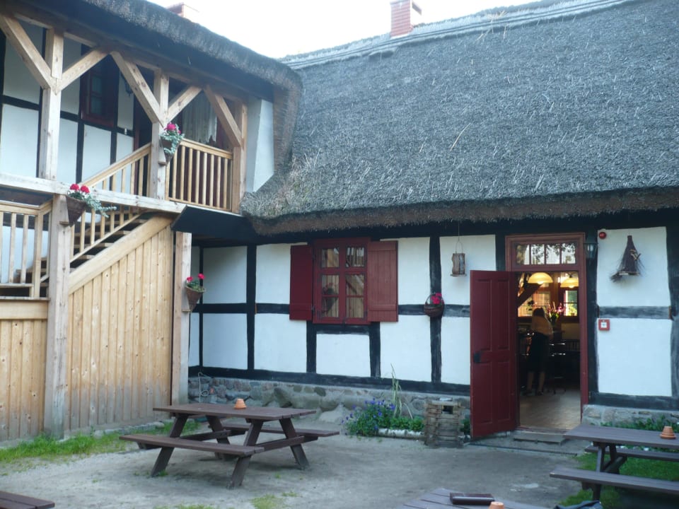Innenhof mit Gasthaustischen Guesthouse Karczma u Dargoscha
