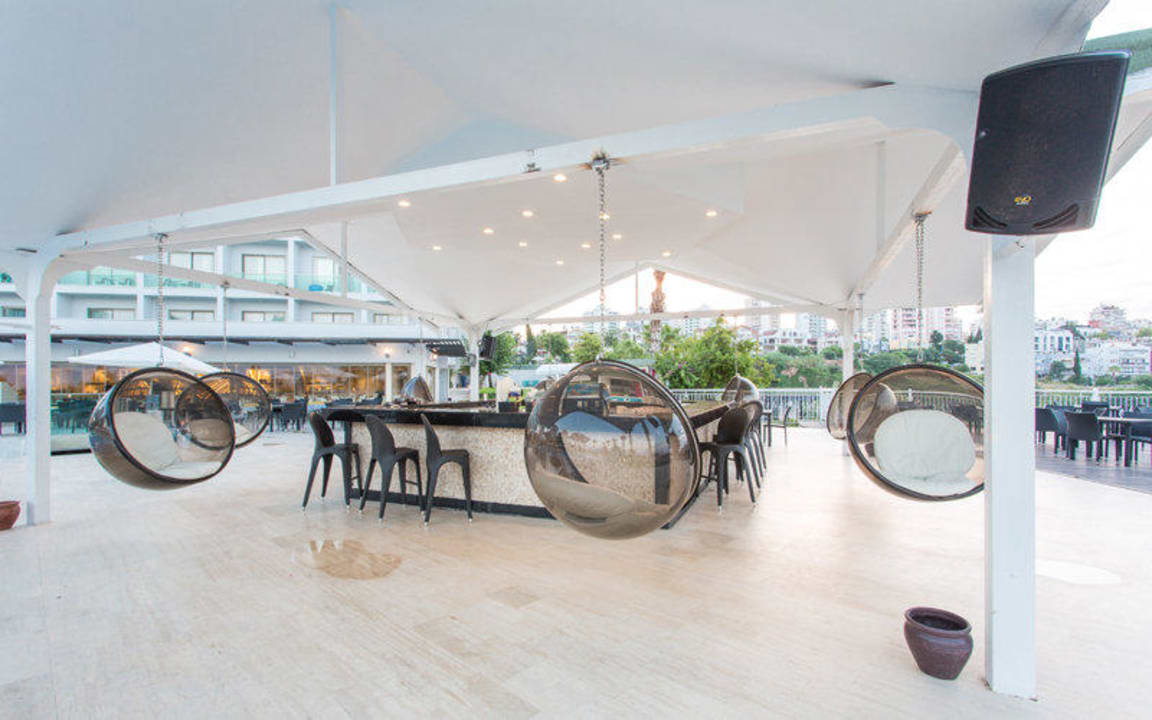 Poolbar Falcon Hotel