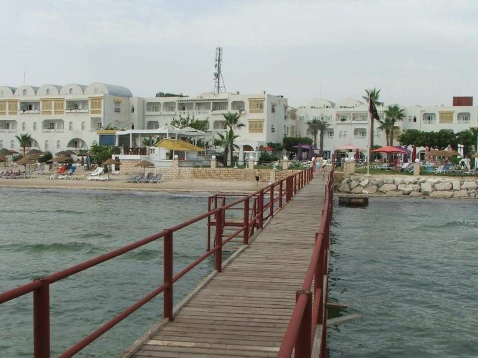 Hotel od strony morza po lewej plaża Alassio Hotel and Thalasso