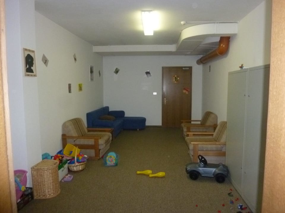 Spielzimmer, einfach nur schrecklich. Jacke anziehen Smart Hotel Firn