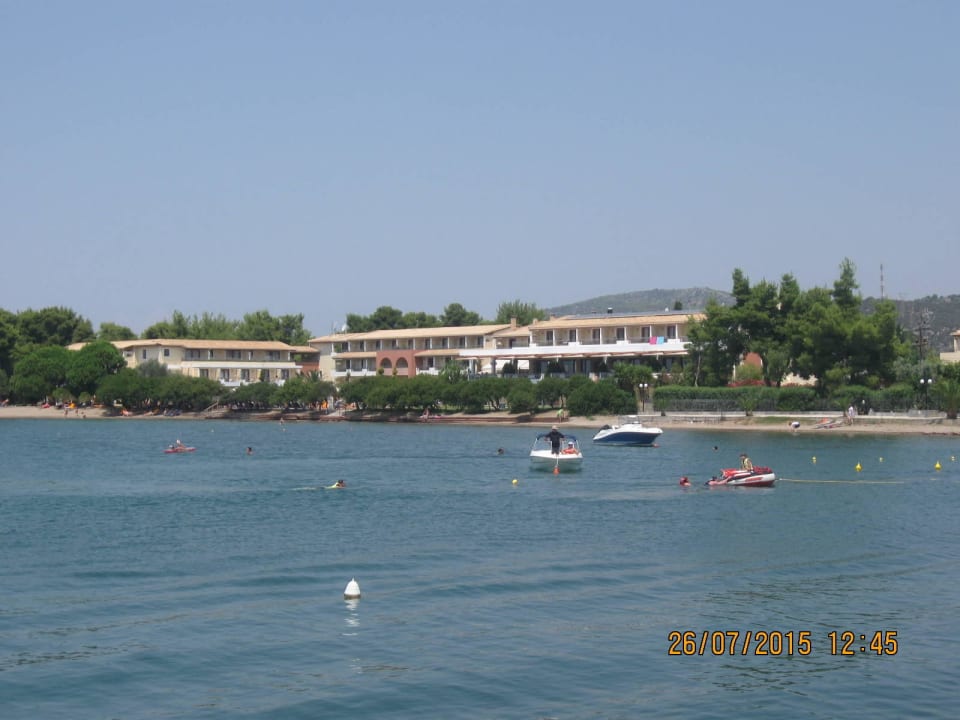 Blick vom Meer zum Hotel Hotel Negroponte Resort Eretria