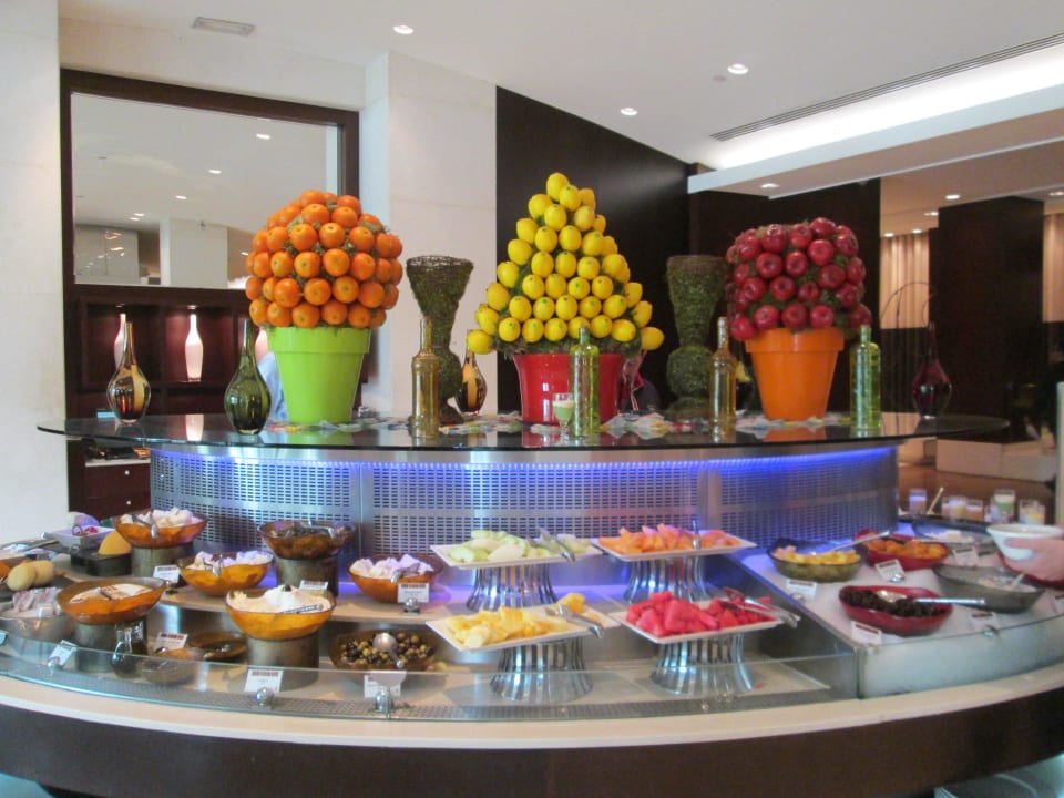 Frühstücksbuffet (ein Teil davon) Mövenpick Grand Al Bustan Dubai
