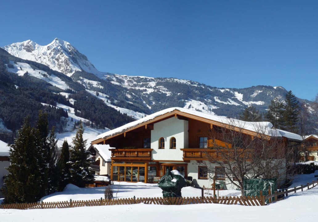 Außenansicht Winter Gästehaus Alpina