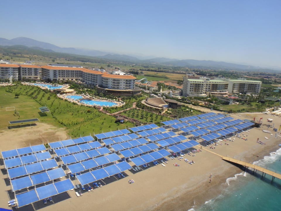 Von oben auf den Strand und das Hotel Seaden Sea World Resort & Spa
