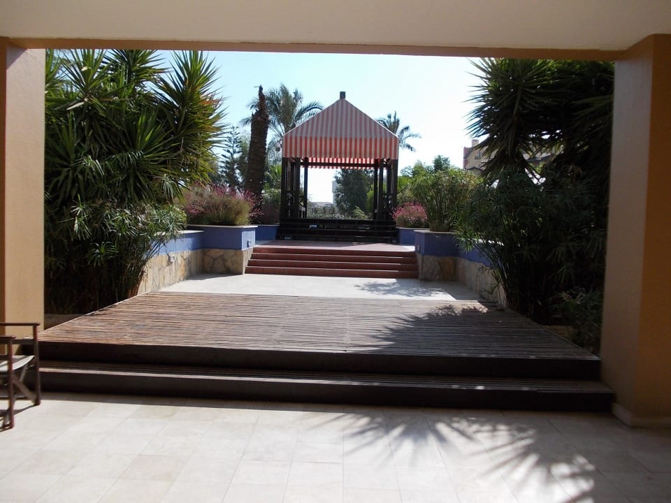 Weg zu einem Pool mit Brücke TUI BLUE Xanthe