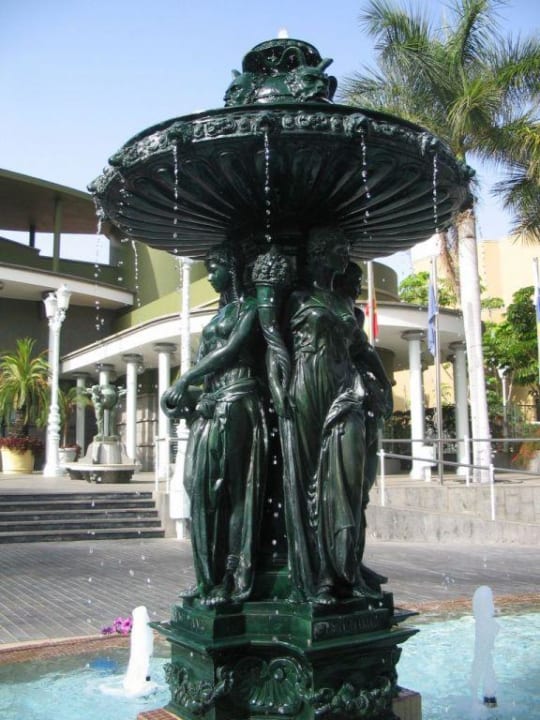 Fountain in front of the hotel Adrián Hoteles Jardines de Nivaria