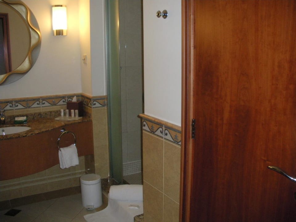 Das Badezimmer Hotel Le Meridien Al Aqah Beach Resort