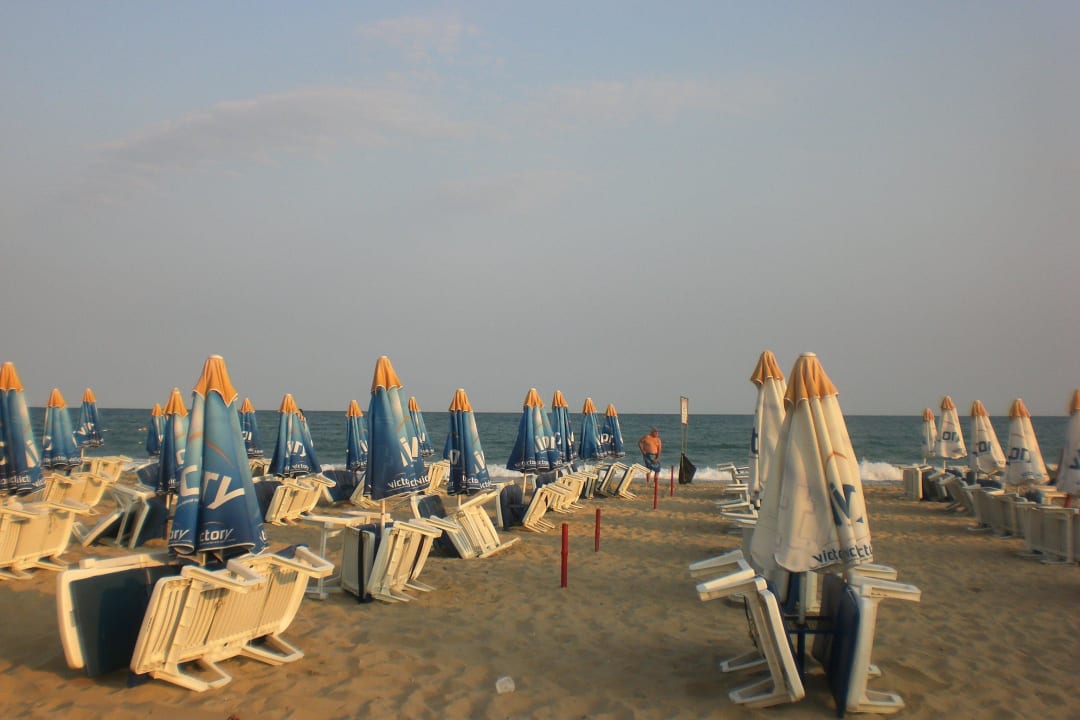 Genügend Platz und Sand soweit man schauen kann Sentido Bellevue Beach