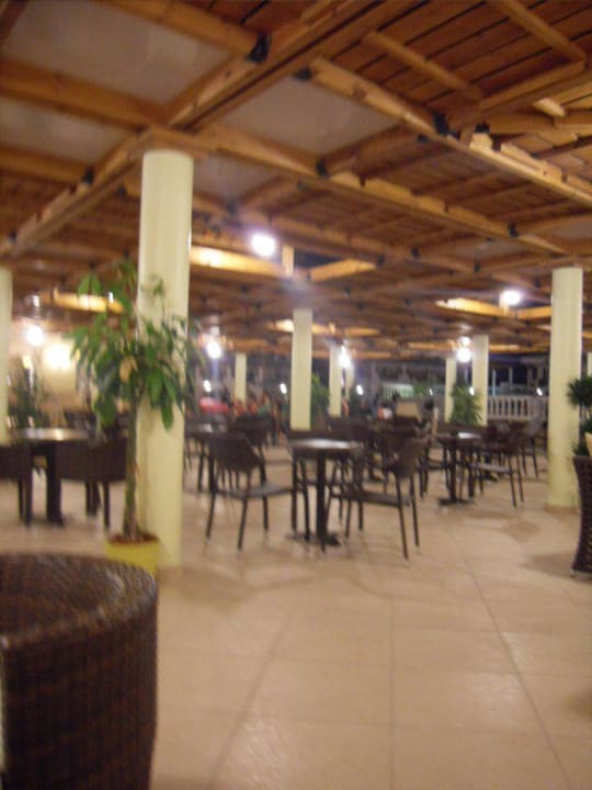 Tische an der Poolbar Hotel Gaia Palace