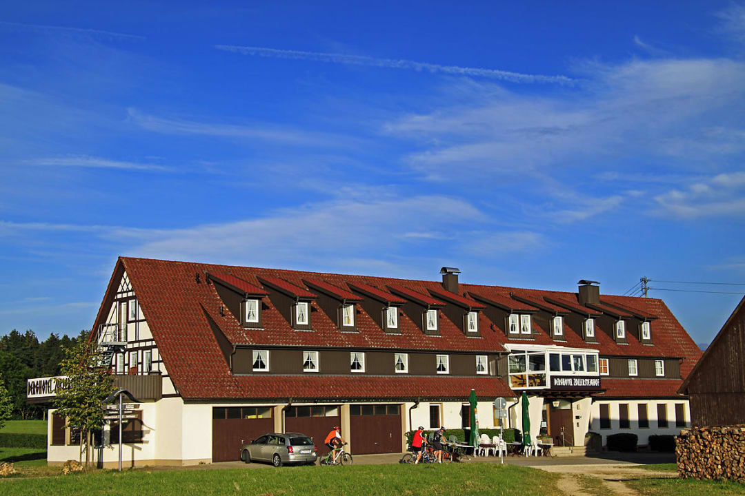 Strassenseite mit Wintergarten Berghotel Zollersteighof