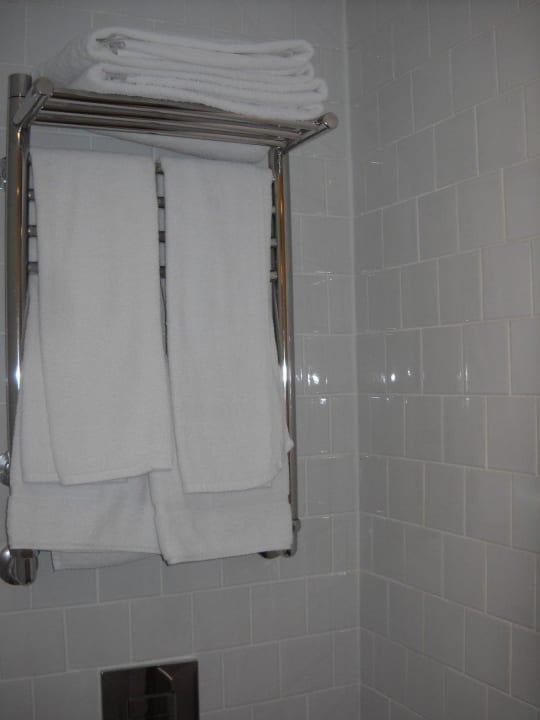 Zimmer WC - Handtücher AZIMUT Hotel St. Petersburg