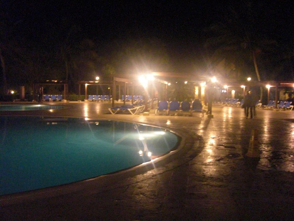 Hauptpool bei Nacht Dreams La Romana Resort & Spa