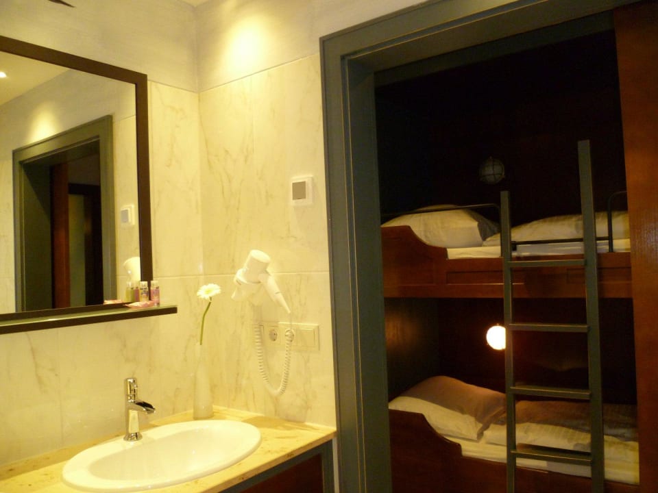 Badezimmer und Stockbett obere Etage Hotel Bell Rock Europa-Park