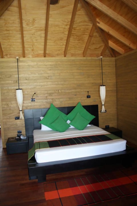 Bett im Wasserbungalow Vilamendhoo Island Resort & Spa
