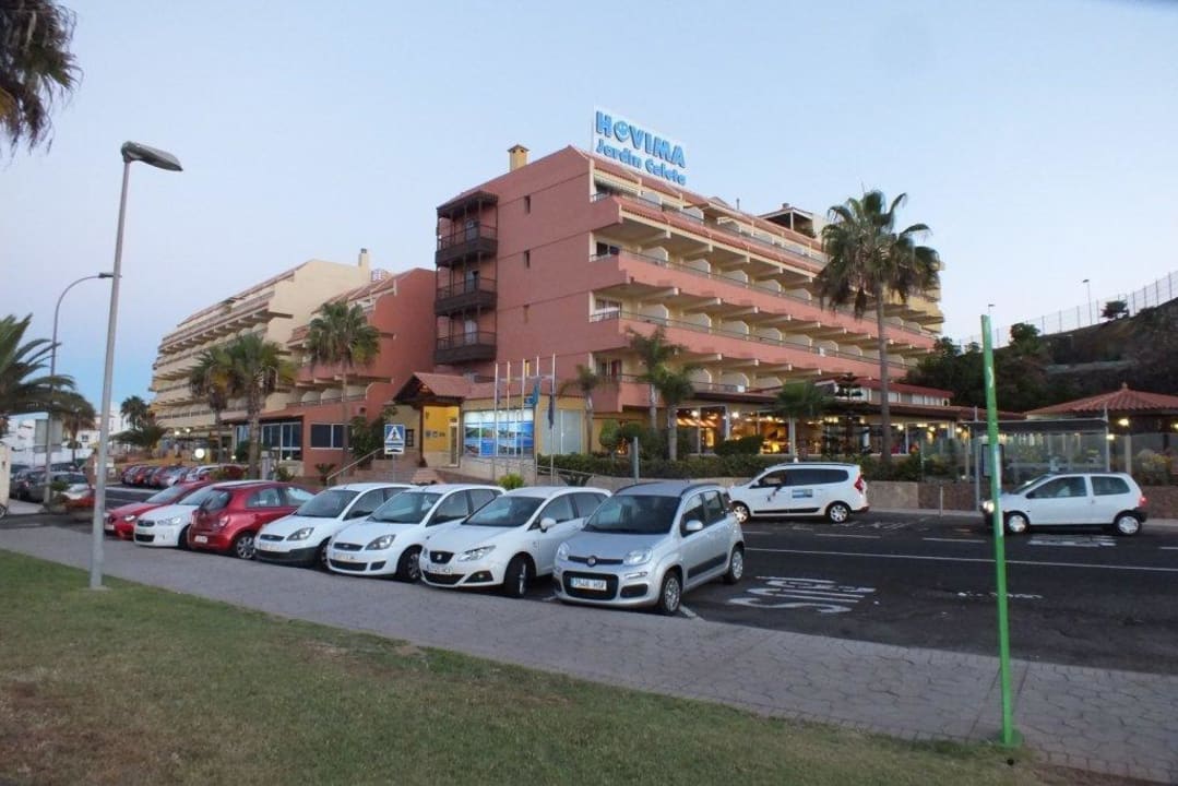 Blick von Bushaltestelle zum Hotel HOVIMA Jardin Caleta